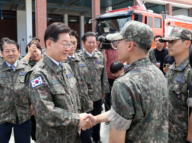 이재명 더불어민주당 대표가 23일 강릉 산불 당시 진압 지원에 나섰던 공군 제18전투비행단을 방문해 장병들을 격려하고 있다. 연합뉴스
