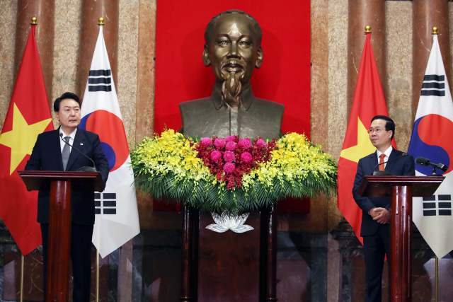 베트남을 국빈 방문한 윤석열 대통령이 23일(현지시간) 하노이 주석궁에서 열린 보 반 트엉 베트남 국가주석과의 한·베트남 정상 공동 언론발표에서 발언하고 있다. 연합뉴스