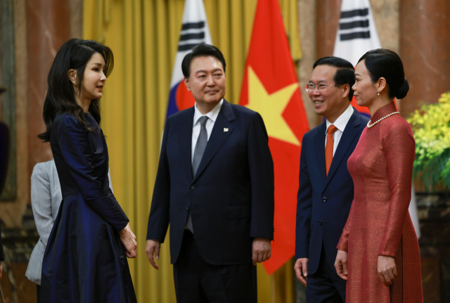 베트남을 국빈 방문 중인 윤석열 대통령과 김건희 여사가 23일(현지 시간) 하노이 주석궁에서 보반트엉 베트남 국가주석, 판티타잉떰 여사와 담소를 나누고 있다. 하노이=연합뉴스