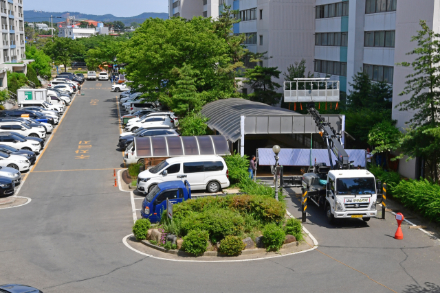 8일 경북 포항시 남구 인덕동 한 아파트단지 지하주차장 출입구에 작업자들이 물막이판(차수판)을 설치하고 있다. 이 아파트단지는 지난해 9월 태풍 힌남노로 인근 하천인 냉천이 범람해 지하주차장이 침수되면서 주민 7명이 숨졌다. 연합뉴스