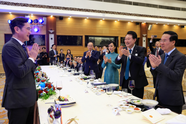 윤석열 대통령과 보 반 트엉 베트남 국가주석이 23일(현지시간) 베트남 하노이 국제컨벤션센터에서 열린 국빈 만찬에서 이재용 삼성전자 회장의 55번째 생일을 축하하고 있다. / 연합뉴스