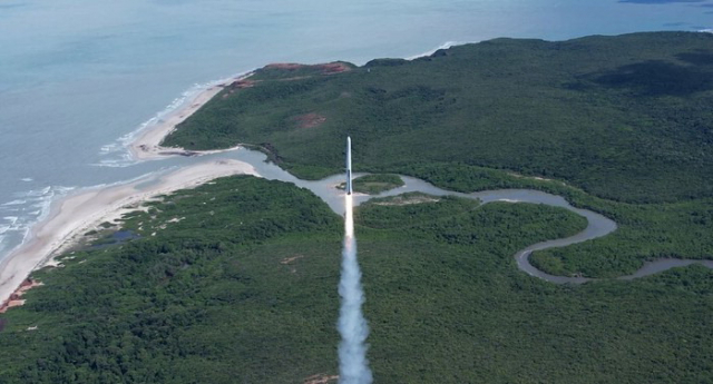 지난 3월 19일 한국의 민간 발사체 기업 이노스페이스의 '한빛-TLV'가 브라질 알칸타라 우주센터에서 발사되고 있는 모습. (사진=이노스페이스)