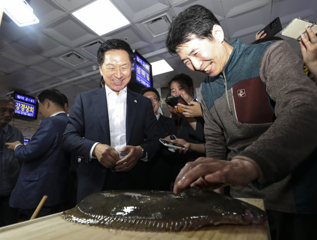 국민의힘 김기현 대표가 15일 오후 서울 동작구 노량진수산시장을 방문해 광어를 살펴보고 있다. 공동취재