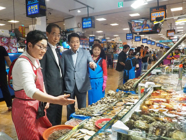 '수산물, 마음 놓고 드세요'…與, 오염수 공포에 '횟집 시식' 캠페인