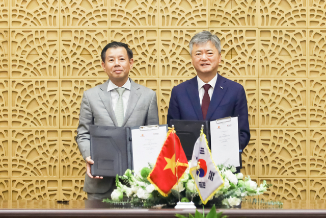 이인호(오른쪽) 한국무역보험공사 사장이 지난 23일 베트남 하노이 빈그룹 본사에서 응우옌 비엣 꽝 빈그룹 최고경영자와 업무협약을 체결한 뒤 기념촬영을 하고 있다. 사진제공=무역보험공사