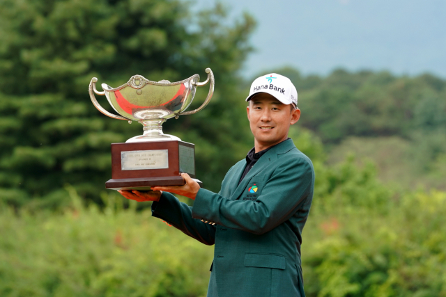 한승수가 25일 코오롱 한국오픈에서 우승한 뒤 그린 재킷을 입고 트로피를 들어 보이고 있다. 사진 제공=한국오픈 조직위