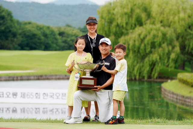 한승수가 25일 코오롱 한국오픈에서 우승한 뒤 트로피를 들고 가족과 기념 촬영을 하고 있다. 사진 제공=한국오픈 조직위