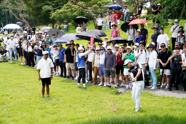 한승수가 25일 코오롱 한국오픈 4라운드 3번 홀에서 어프로치 샷을 하고 있다. 사진 제공=한국오픈 조직위