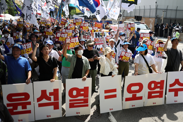 촛불승리전환행동 회원들이 17일 서울 종로구 평화의 소녀상 인근에서 진행된 ‘일본 방사능 오염수 해양투기 반대, 일본대사 국민 초치대회’에서 구호를 외치고 있다. 연합뉴스