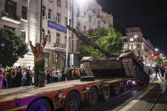 러시아 군 수뇌부를 겨냥해 무장반란을 일으킨 바그너 그룹 용병들이 24일(현지시간) 점령 중이던 남부 로스토프나도누에서 철수하기 위해 트럭에 탱크를 싣고 있다. AP연합뉴스
