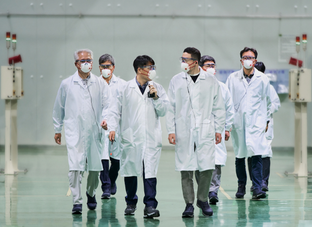 구광모(왼쪽 네 번째) LG그룹 회장이 4월 17일 LG화학 청주공장을 방문해 양극재 생산 핵심 공정 가운데 하나인 소성 공정 라인을 살펴보고 있다. 사진 제공=LG