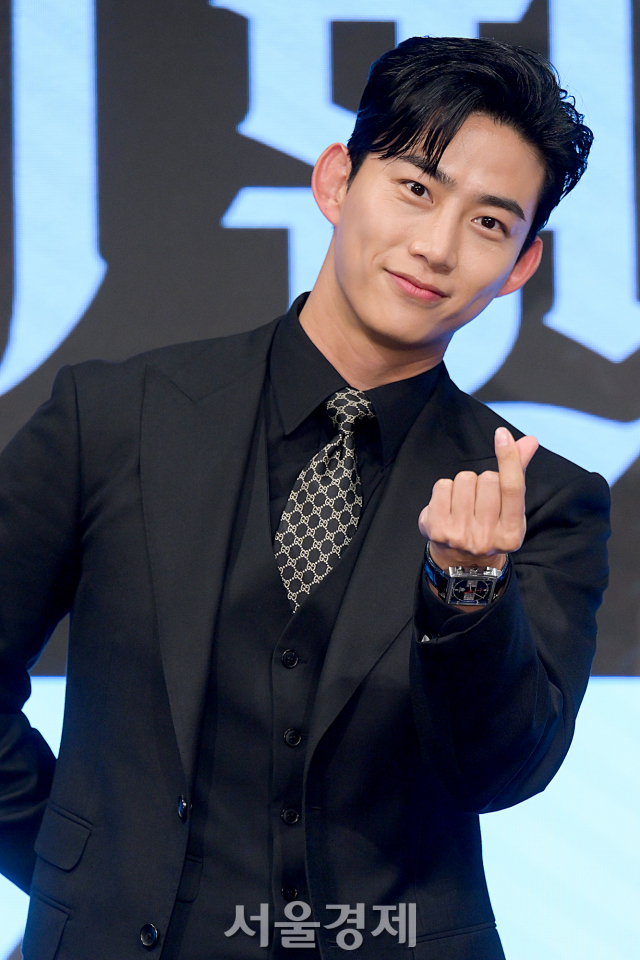 가수 겸 배우 옥택연이 26일 오후 서울 구로구 더 세인트에서 진행된 KBS2 새 월화드라마 ‘가슴이 뛴다’(극본 김하나/연출 이현석) 제작발표회에서 포즈를 취하고 있다. 김규빈 기자