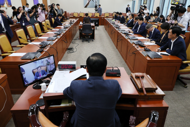 26일 오후 국회에서 열린 과학기술정보방송통신위원회 전체회의에 여당 의원들의 자리가 비어 있다. 연합뉴스