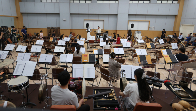 26일 서울 중구 국립극장 해오름극장에서 로봇 지휘자인 '에버6'와 최수열 지휘자가 관현악단 지휘를 하고 있다. 연합뉴스