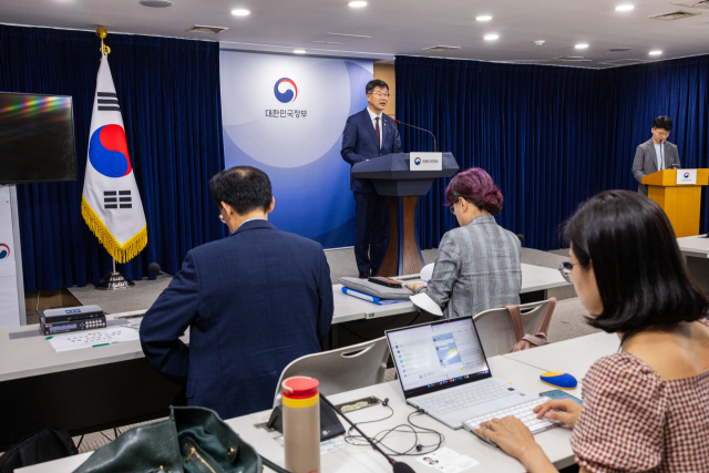 이기일 보건복지부 1차관이 22일 오후 서울 종로구 정부서울청사에서 임시 신생아 번호 관리 아동 실태조사방안 등 아동학대와 관련한 대응 방안을 발표하고 있다. 정부는 출신신고 되지 않은 아동에 대해 전수조사를 실시하기로 했다. 연합뉴스