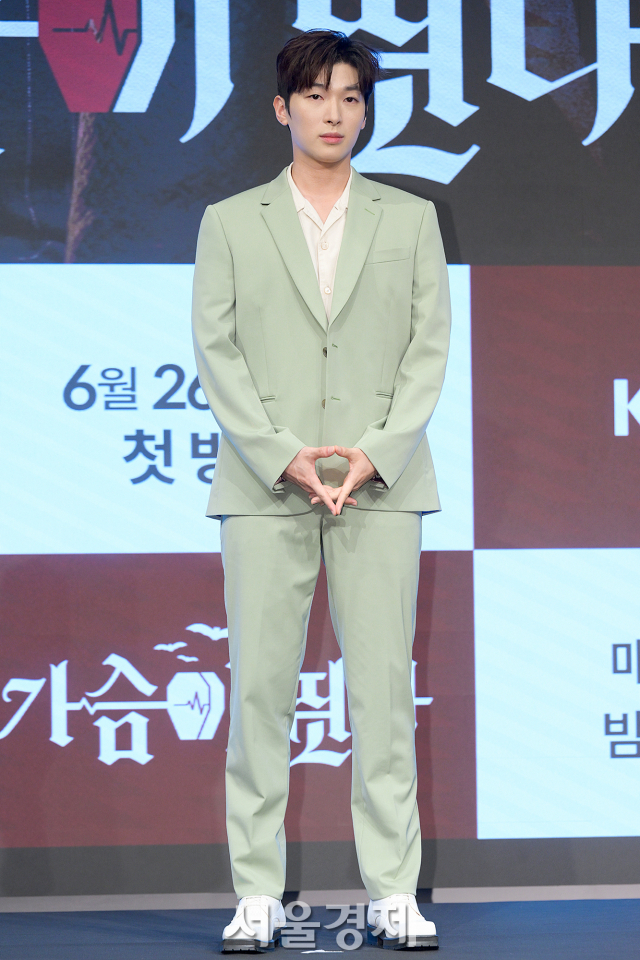 배우 박강현이 26일 오후 서울 구로구 더 세인트에서 진행된 KBS2 새 월화드라마 ‘가슴이 뛴다’(극본 김하나/연출 이현석) 제작발표회에서 포즈를 취하고 있다. 김규빈 기자