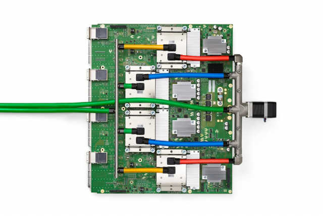 구글 TPU v4가 탑재된 머신 러닝 가속기. 사진 제공=구글