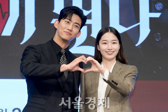 배우 옥택연, 원지안이 26일 오후 서울 구로구 더 세인트에서 진행된 KBS2 새 월화드라마 ‘가슴이 뛴다’(극본 김하나/연출 이현석) 제작발표회에서 포즈를 취하고 있다. 김규빈 기자