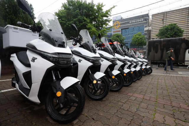 지난달 27일 서울 한 주차장에 오토바이들이 줄지어 있다. 연합뉴스