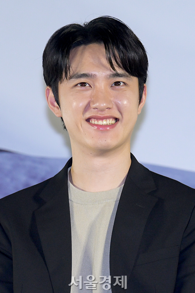 가수 겸 배우 도경수가 27일 오전 서울 용산구 CGV 용산아이파크몰에서 진행된 영화 ‘더 문’(감독 김용화) 제작보고회에서 즐거운 시간을 보내고 있다. 김규빈 기자