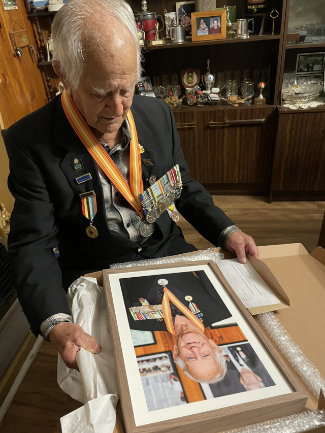 한국전 당시 가평전투에 참전했던 제임스 에이녹(94)씨가 호주 릿지헤이븐의 자택에서 김영미 PD에게 사진을 전달 받고 있다. 사진제공=다큐앤드뉴스코리아