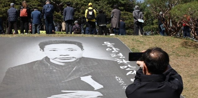 서울 용산구 효창공원에서 열린 안중근 의사 순국 113주년 추모식에서 안 의사를 추모하는 대형 현수막이 놓여있다. 연합뉴스