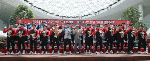 14일 오후 인천국제공항 제2교통센터에서 열린 U-20 대표팀 환영식에서 김은중 감독과 선수들이 기념 촬영을 하고 있다. 연합뉴스