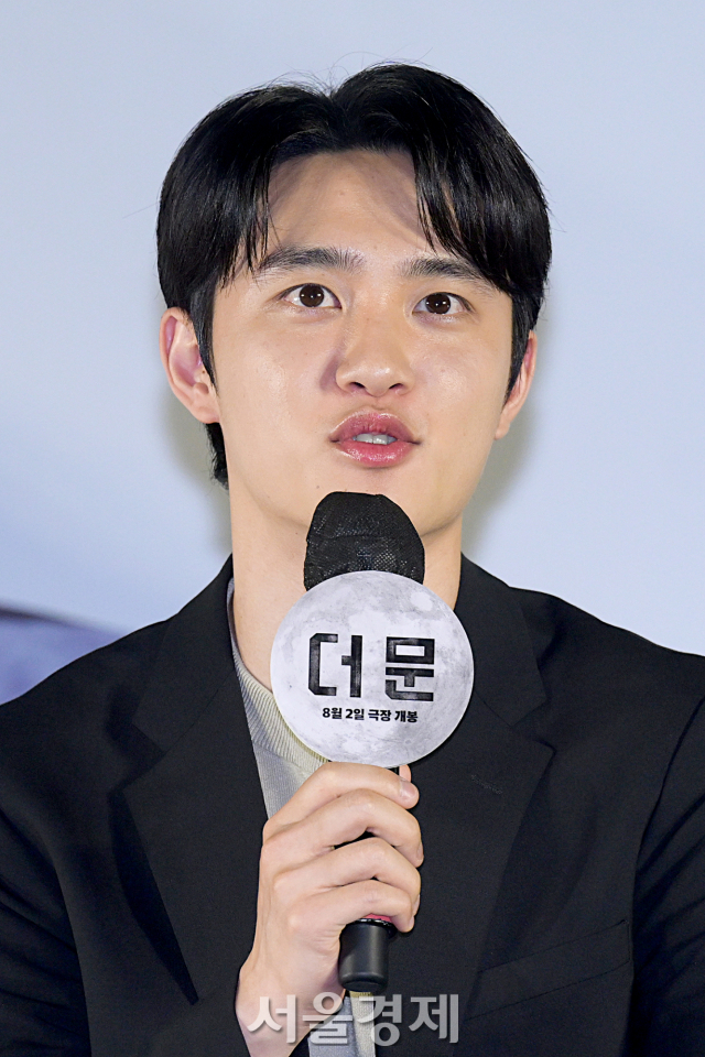 가수 겸 배우 도경수가 27일 오전 서울 용산구 CGV 용산아이파크몰에서 진행된 영화 ‘더 문’(감독 김용화) 제작보고회에서 소감을 말하고 있다. 김규빈 기자