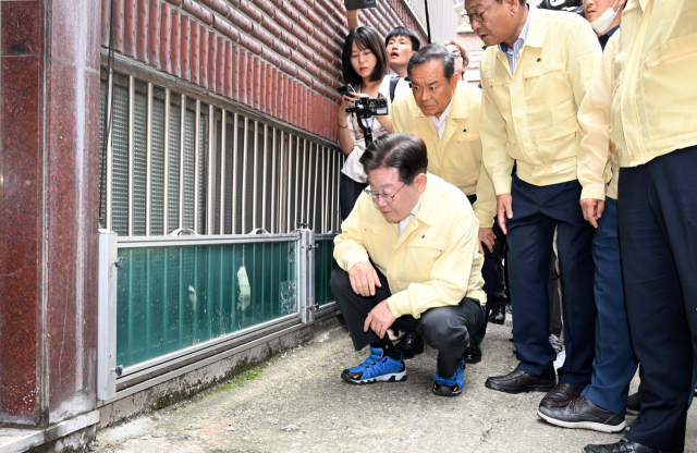 이재명 더불어민주당 대표가 27일 오후 서울 관악구 신사시장 일대에서 열린 여름철 폭우·폭염·폭등 대책 마련을 위해 반지하를 점검하고 있다. 권욱 기자 2023.06.27