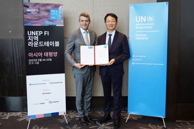 김신(오른쪽) SK증권 사장이 지난 5월 유엔환경계획 금융 이니셔티브(UNEP FI) 아시아태평양 지역 회의에 참석해 에릭 어셔 유엔환경계획 금융 UNEP FI 대표와 기념 촬영을 하고 있다. 사진 제공=SK증권