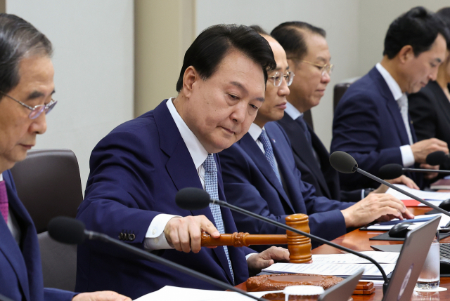 윤석열 대통령이 27일 서울 용산 대통령실 청사에서 국무회의 개회를 선언하고 있다. 연합뉴스