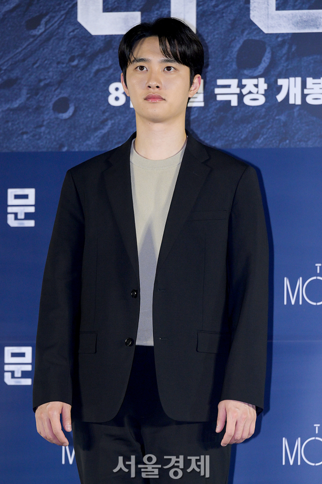 가수 겸 배우 도경수가 27일 오전 서울 용산구 CGV 용산아이파크몰에서 진행된 영화 ‘더 문’(감독 김용화) 제작보고회에서 포즈를 취하고 있다. 김규빈 기자