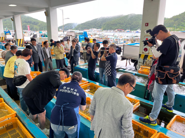 경남도가 27일 통영에서 ‘수산물 방사능검사 도민참관 행사’를 열고 신뢰성 확보를 위해 시료를 채취하고 있다. /사진제공=경남도