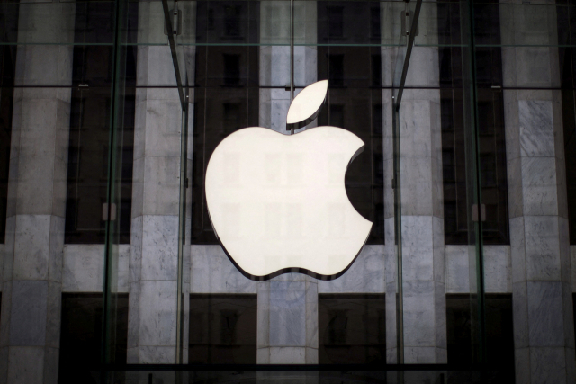 뉴욕시 맨해튼의 애플 매장에 걸려 있는 애플 로고. 애플 주가가 올 들어 계속 오르면서 시가총액 3조 달러에 다시 가까워지고 있다. 3조 달러가 되려면 190.734달러 이상으로 마감해야 한다. 로이터연합뉴스