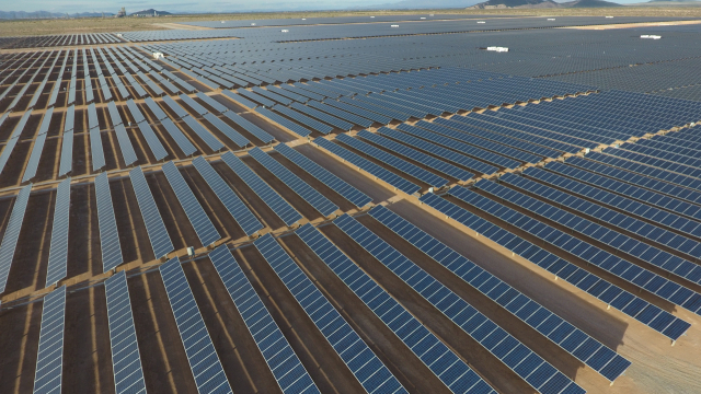 미국 애리조나주에 설치된 HD현대에너지솔루션의 고출력 태양광 모듈의 모습.