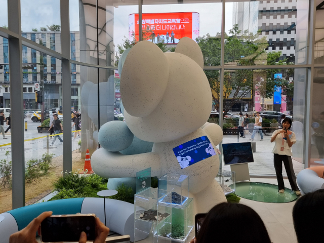 삼성 강남 1층 매장 입구에 전시된 허그베어. 재생 플라스틱 소재로 만들어졌다.