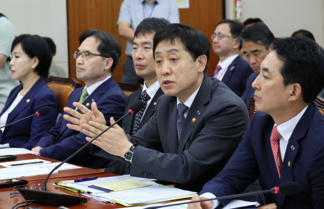 김주현 금융위원장이 6월 15일 국회 정무위원회 전체회의에서 의원 질의에 답변하고 있다. 연합뉴스