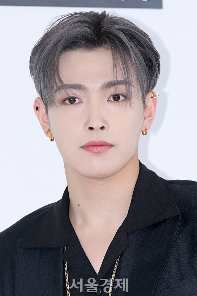 그룹 에이티즈(ATEEZ) 홍중이 28일 오후 서울 성동구 모처에서 진행된 샤넬 코드 컬러 팝업스토어 오픈 기념 포토콜에서 포즈를 취하고 있다. 김규빈 기자