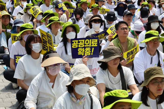 27일 서울 용산구 대통령 집무실 인근에서 열린 감염병 전담병원 회복기 지원 확대 촉구 결의대회가 진행되고 있다. 연합뉴스