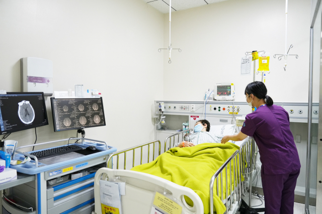 동아대병원 뇌졸중집중치료실에서 간호사가 뇌경색 환자의 의식과 활력징후를 확인하고 있다. 사진 제공=동아대병원