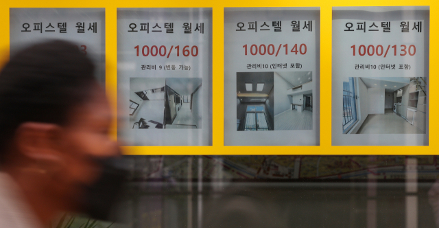 서울 시내 한 부동산 중개업소에 오피스텔 매물 정보가 붙어 있다. 서울경제DB