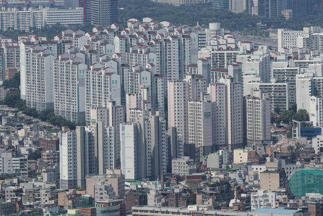 서울 아파트 가격이 오름세를 보인 가운데 18일 남산에서 바라본 서울 시내. 연합뉴스