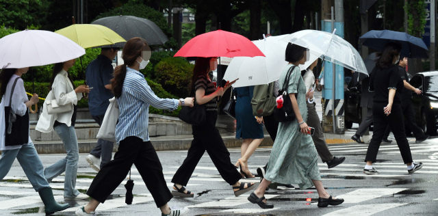 본격적인 장마가 시작된 26일 서울 종로구 거리에서 우산을 쓴 시민들이 출근길 발걸음을 재촉하고 있다. 오승현 기자