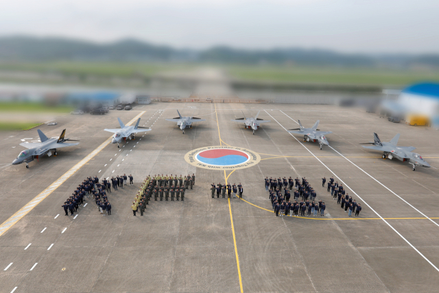 소리보다 빠른 국산 전투기 KF-21…2041년엔 6세대 유무인 전투기로 ‘변신’ [이현호 기자의 밀리터리!톡]