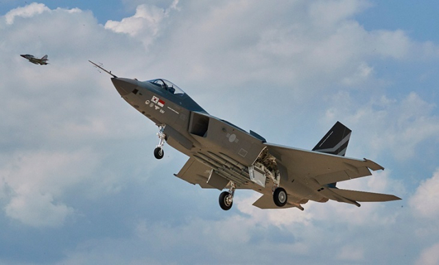 2022년 7월 19일 첫 시험비행 중인 KF-21 ‘보라매’ 시제 1호기 모습. . 사진 제공=방사청