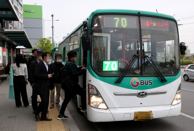 4월 24일 경기도 김포시 김포도시철도 풍무역 정거장에서 시민들이 70번 시내버스에 승차하고 있다. 연합뉴스