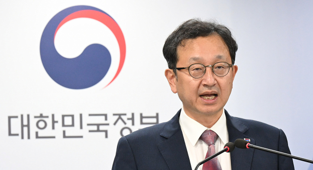 정승윤 국민권익위원회 부위원장 겸 사무처장이 29일 정부서울청사에서 '2022년 공공기관 청탁금지법 운영실태 점검 결과'를 발표하고 있다. 이날 발표에는 각급 공공기관에 접수된 위반 신고 및 제재 처분현황과 법·제도 운영현황, 법 집행력 제고 방안 등이 담겼다. 오승현 기자