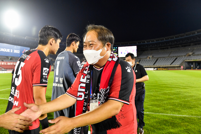 김세영(오른쪽) 바스템 대표가 부천FC 홈경기 전 출전 선수들과 악수를 나누고 있다. 사진 제공=부천FC1995