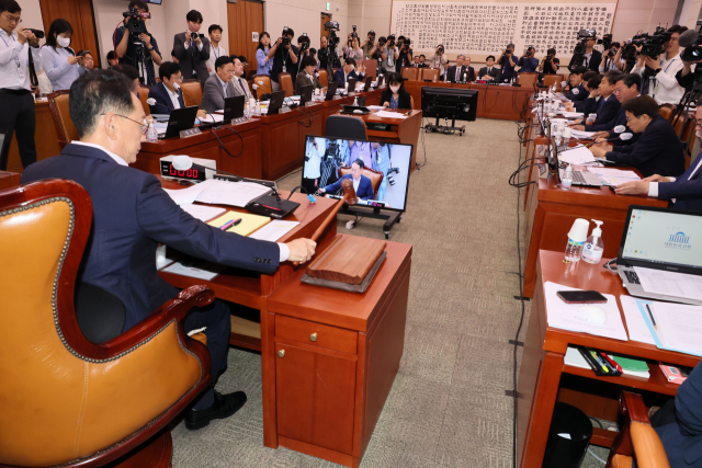 29일 국회에서 열린 법제사법위원회 전체회의에서 김도읍 위원장이 의사봉을 두드리고 있다. 연합뉴스