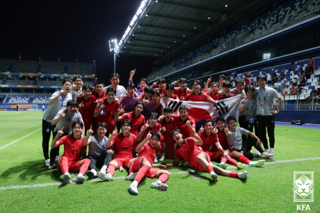 한국 17세 이하 축구 대표팀이 29일 아시안컵 4강에서 우즈베키스탄을 꺾고 결승에 진출한 뒤 기념 사진 촬영을 하고 있다. 사진 제공=대한축구협회